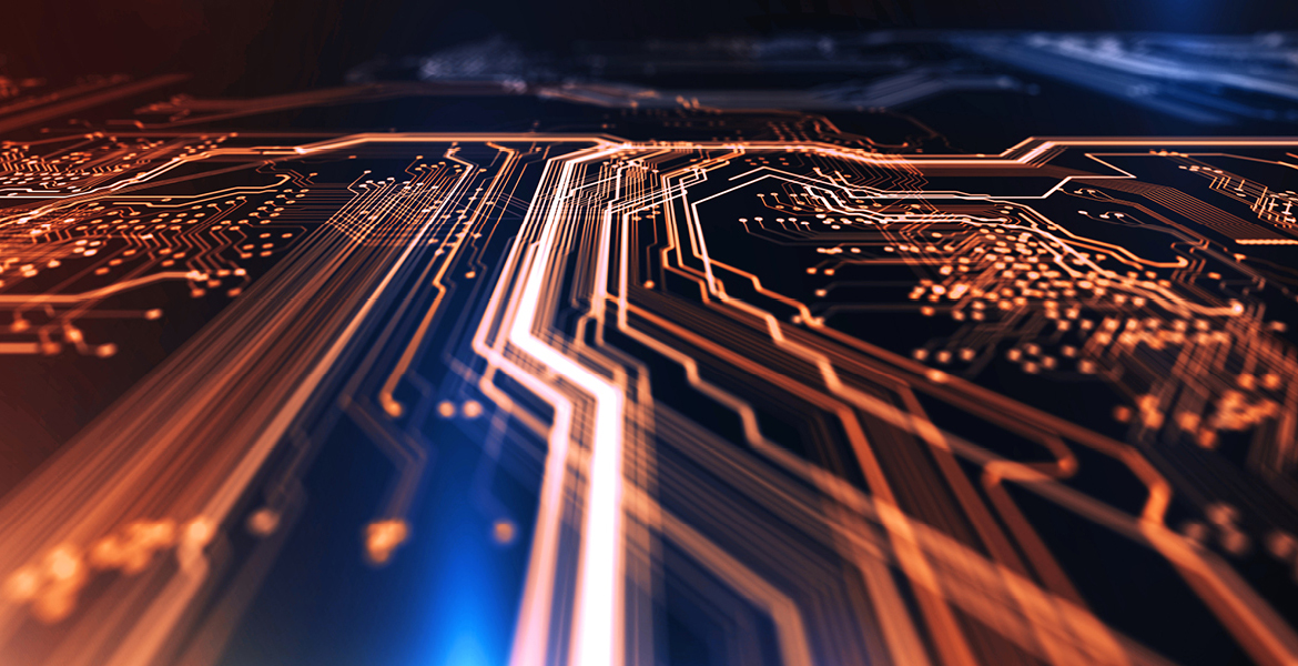 Banner con una imagen que representa una placa de circuito electrónico con pistas iluminadas en tonos anaranjados, simbolizando tecnología y conectividad digital.