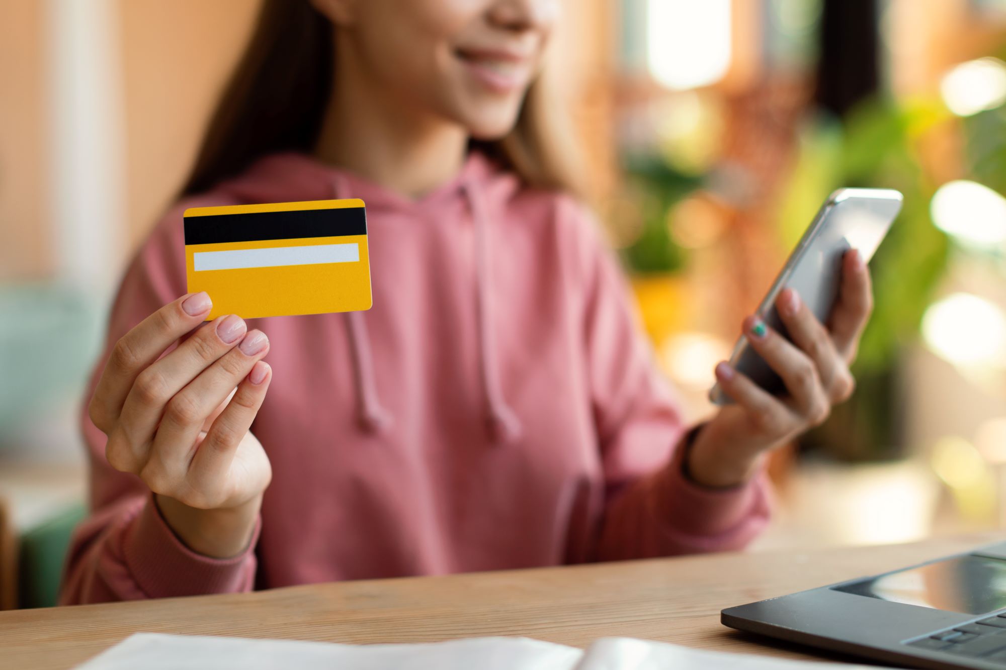 Mulher usando cartão de crédito como meio de pagamento