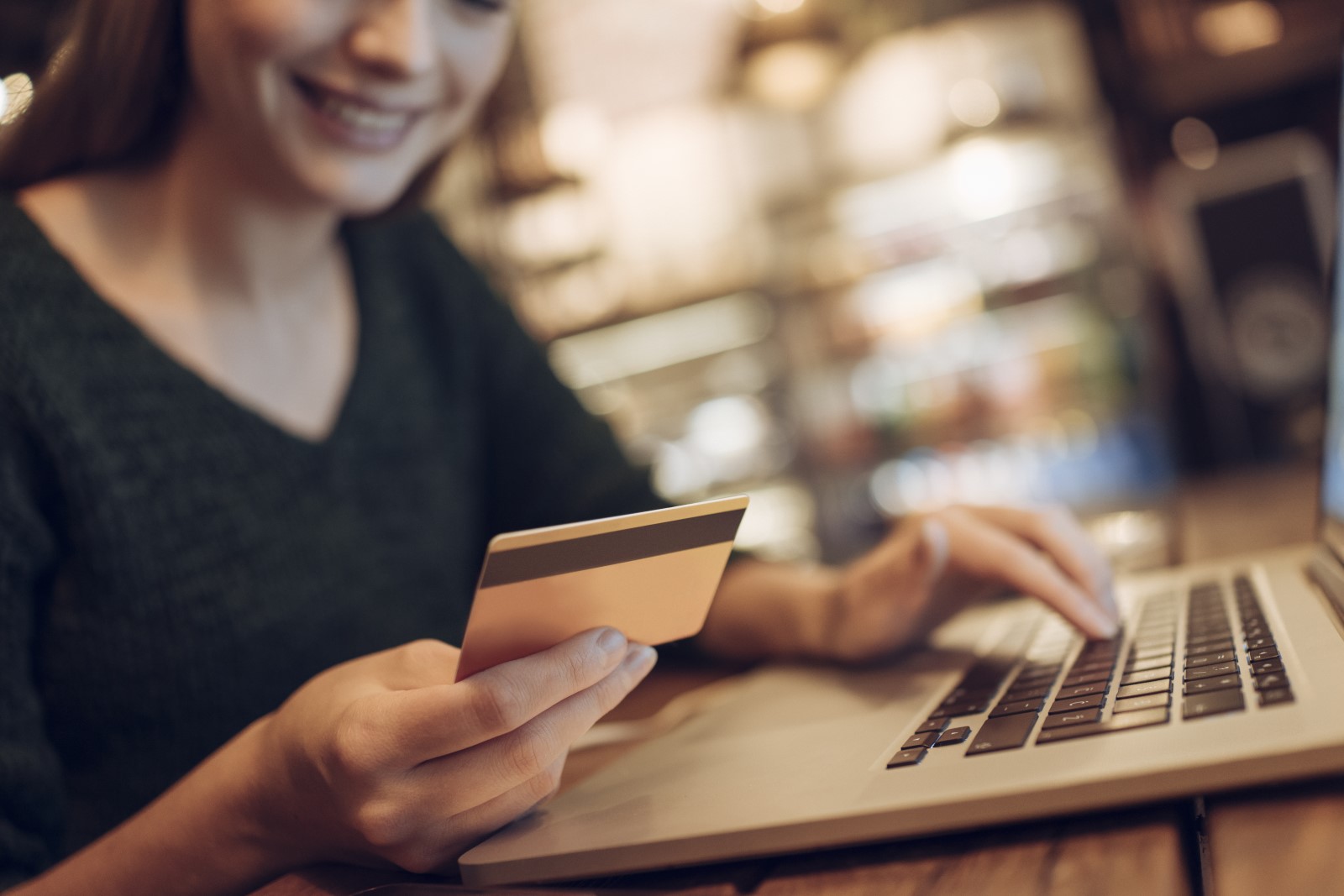 Mulher comprando no e-commerce com cartão - Carat Fiserv